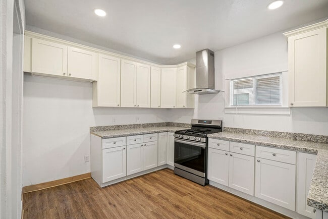 Building Photo - Charming 3 Bedroom Home Near Broadway | Spacious Layout | Prime Sacramento Location