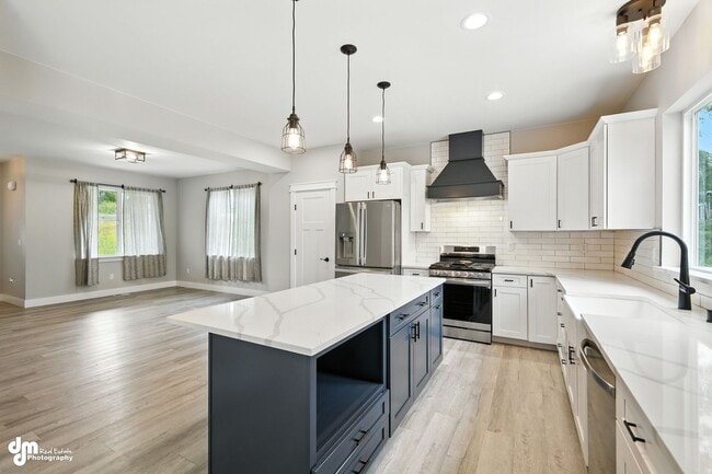 Building Photo - Charming & Updated 4BD/2.5BA!
