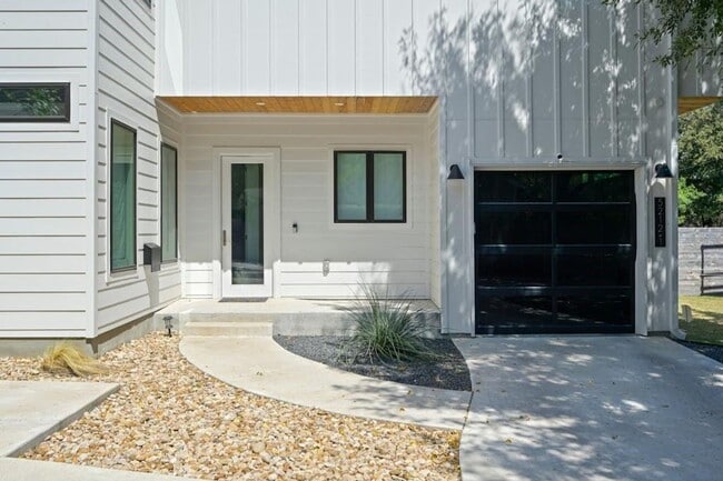 Building Photo - Best free standing 2 bed 2 bath House in great location