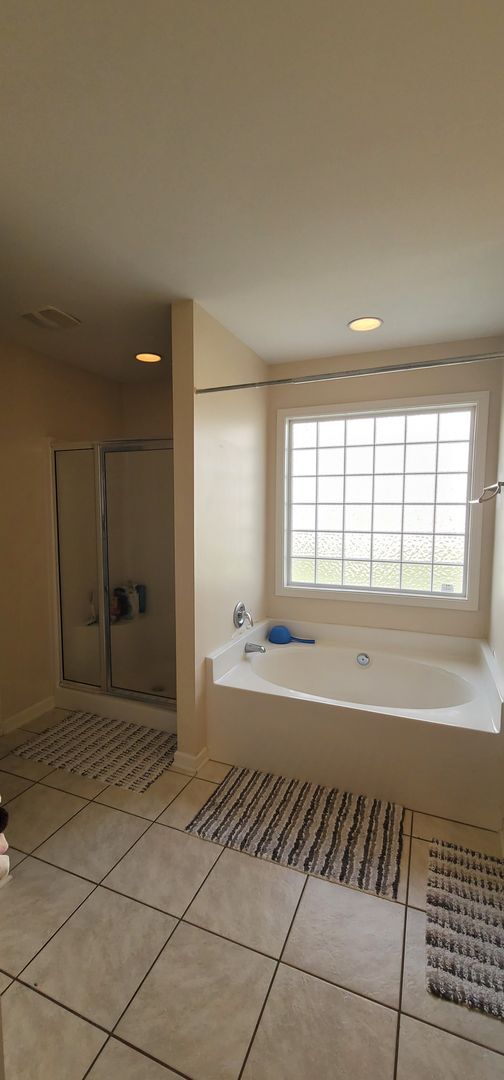 Building Photo - 4 Bedroom, 3 Full Bath with Bonus Home Boasting 2000+ Sq Ft