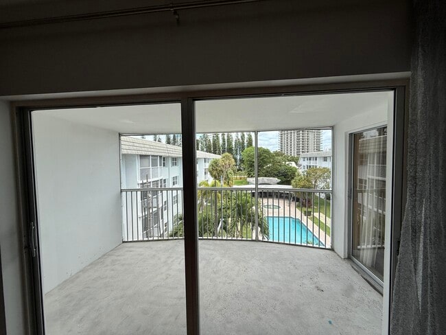 Building Photo - 200 W Camino Real