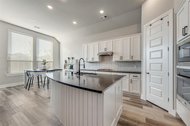 Building Photo - 817 Markham Dr