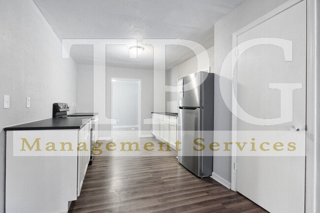 Building Photo - Newly Renovated Unit in Independence MO!