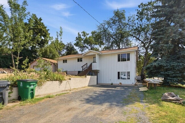 Building Photo - 206 Cherry St