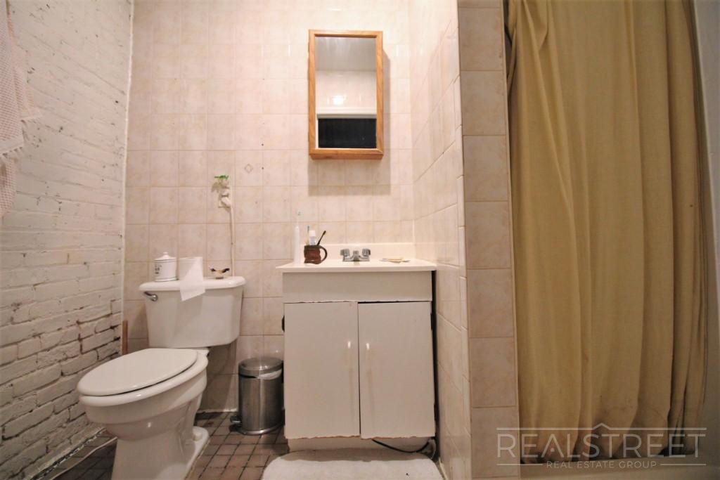 Building Photo - Spacious 2 Bed LOFT in Williamsburg!