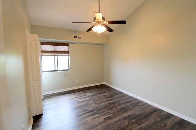 Building Photo - Remodeled Condo with amazing Mountain View...
