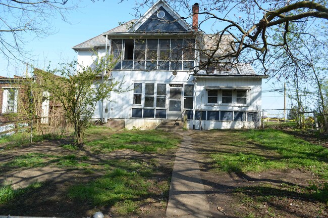 Building Photo - 18 Main St