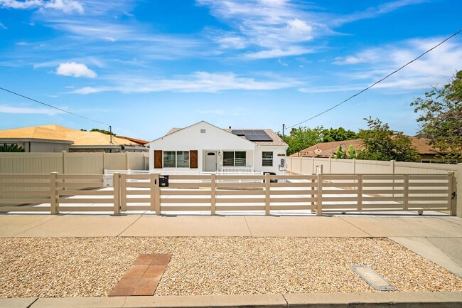 Building Photo - 10951 Whitegate Ave