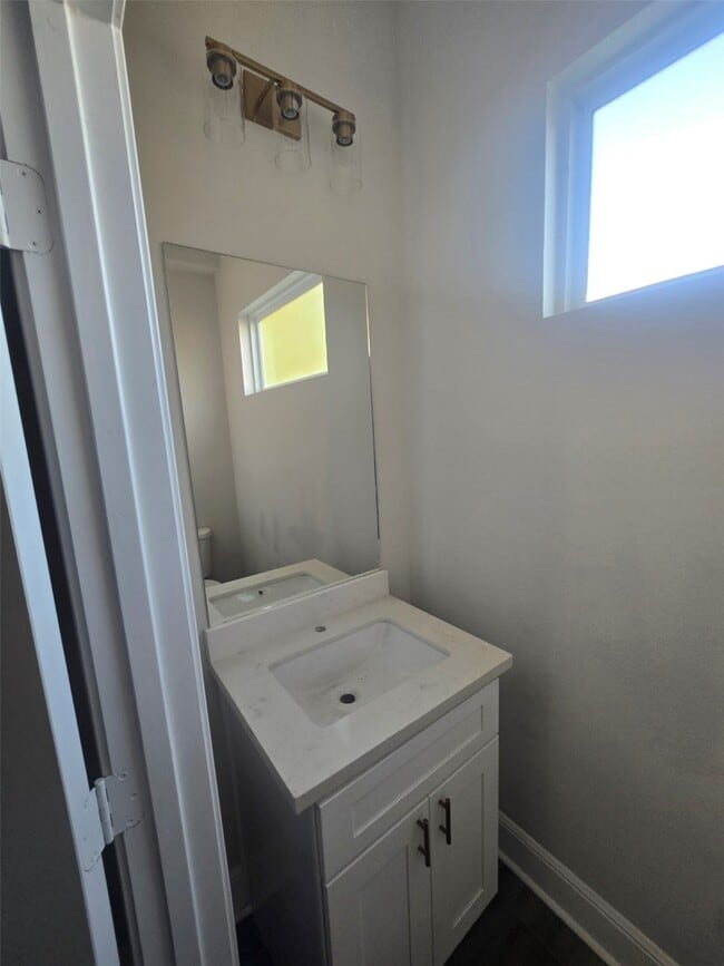 Building Photo - 2207 Des Chaumes St