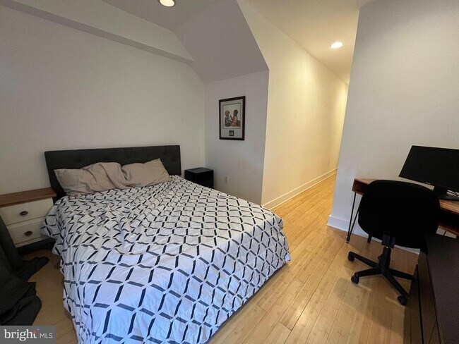 Building Photo - 1013 V St NW