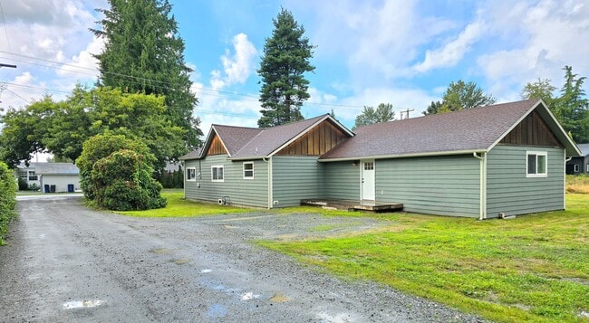 Building Photo - 3 Bedroom Home in Sedro Woolley Available Now