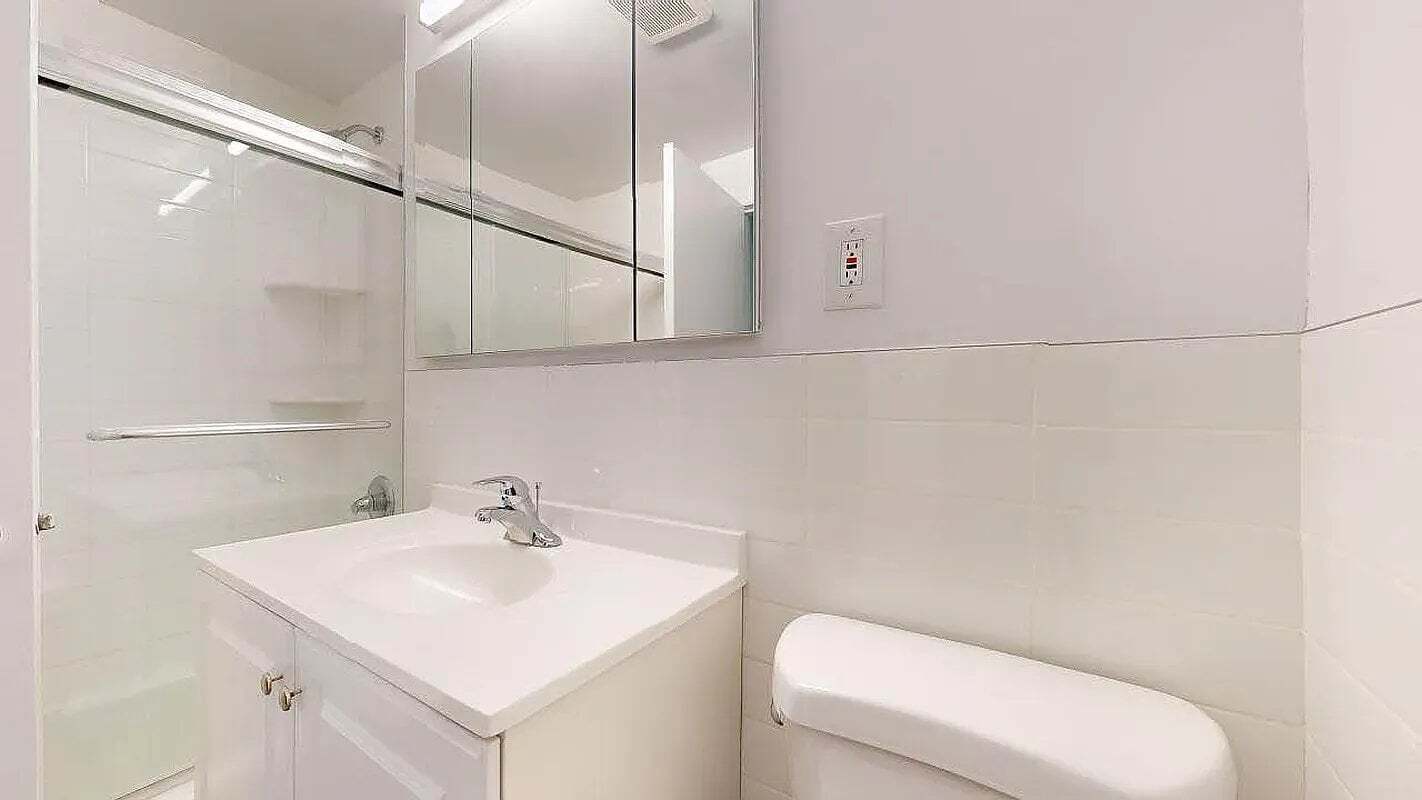 Building Photo - 224 E 81st St