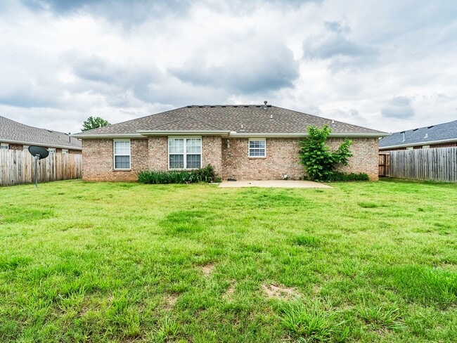 Building Photo - 2402 SW 19th St