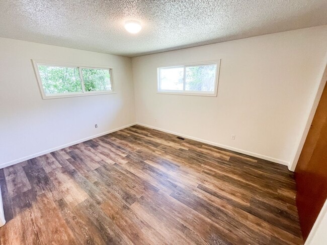 Building Photo - 3 Bedroom, 2 Bath