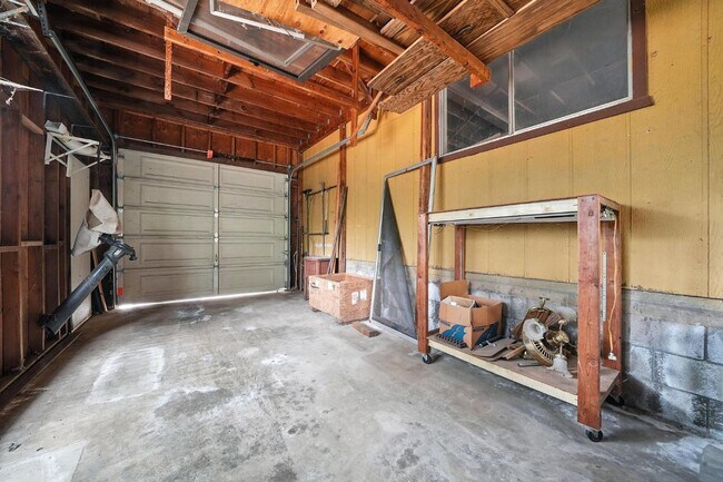 Building Photo - Large 2 Bedroom Home