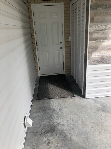 Building Photo - 2020 Lee Dr