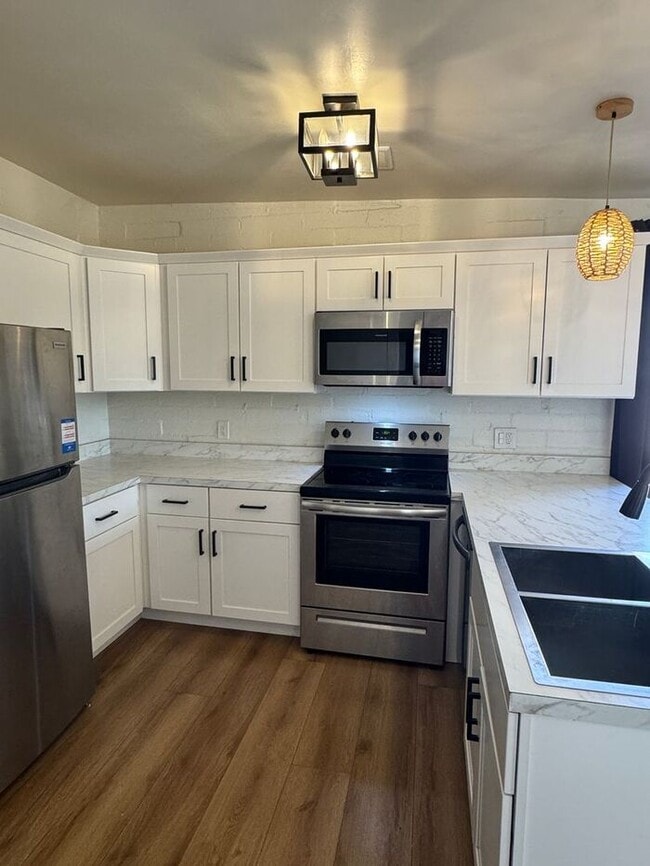 Building Photo - 205 W 25th St