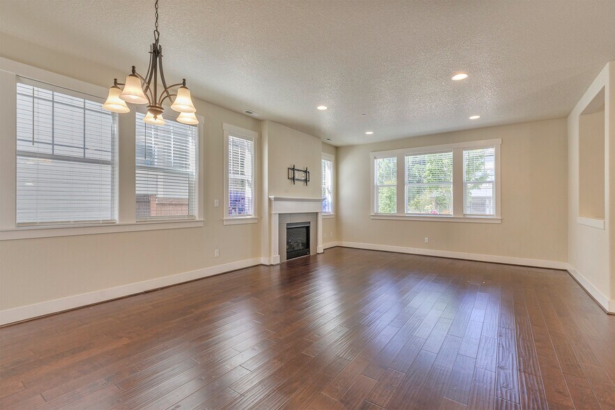 Building Photo - 476 NE 76th Ave
