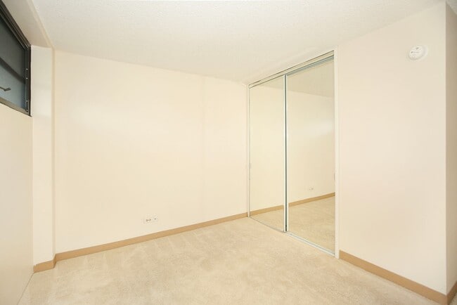 Building Photo - Renovated Kahala Towers-3 bedroom, 2 bath,...