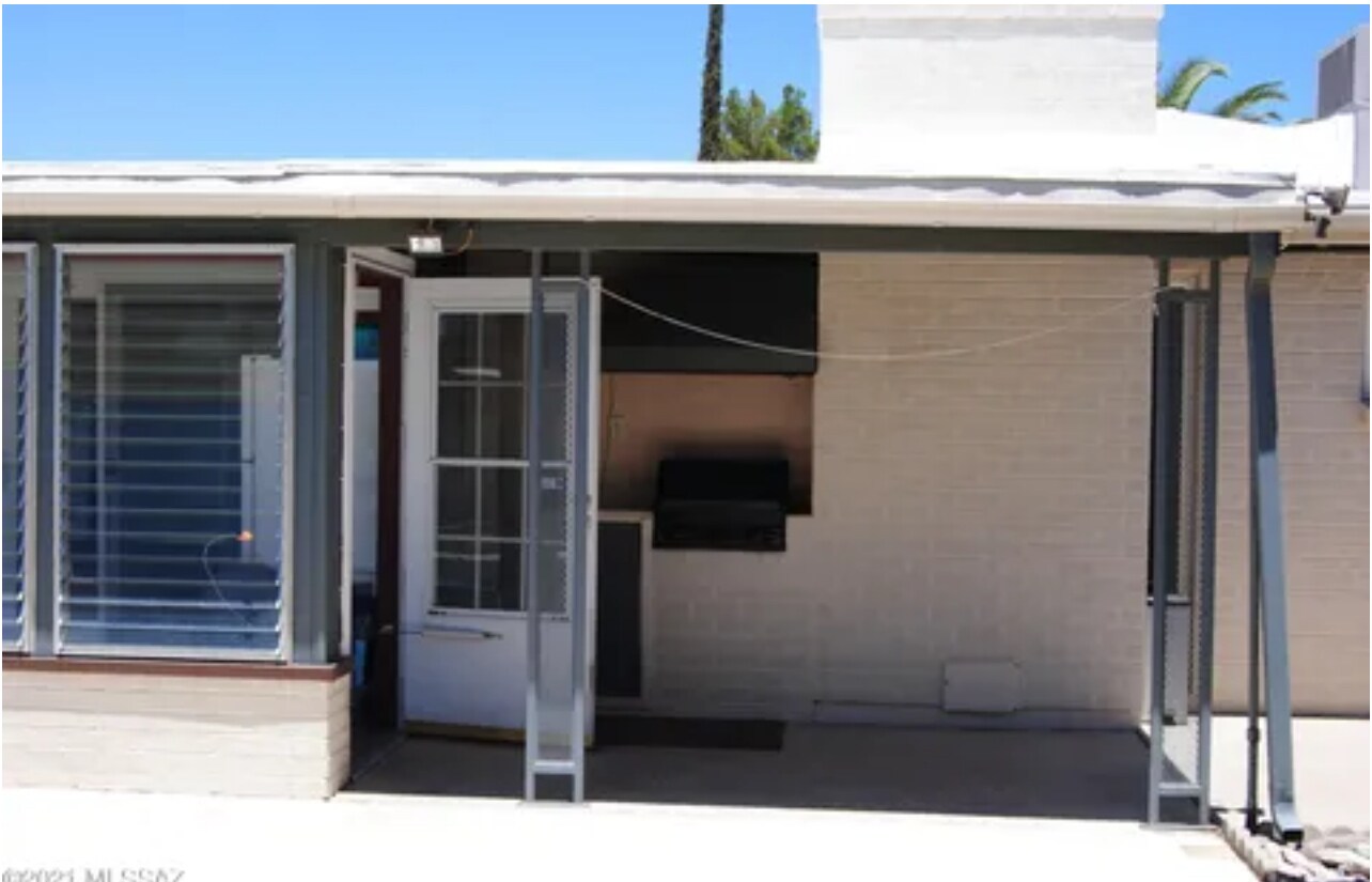 Building Photo - 6042 E Eastland St