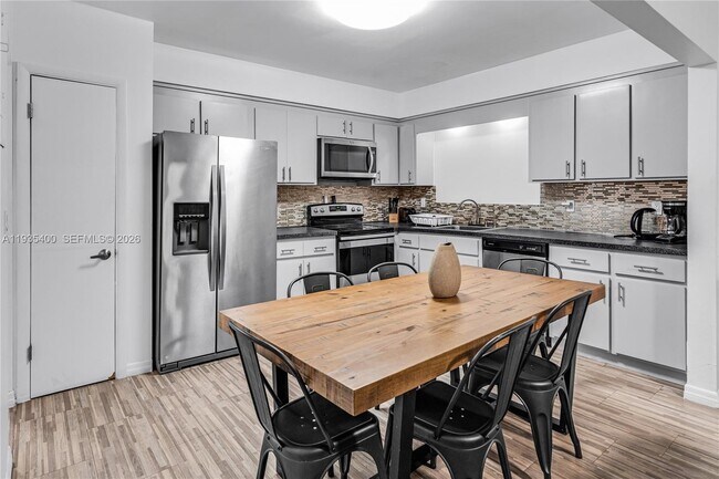 Building Photo - 977 SW 10th St