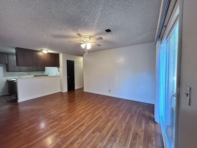Building Photo - 955-957 Woodshire Way