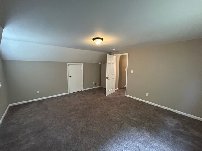Building Photo - 4 Bedroom House