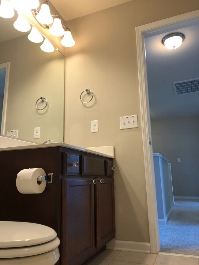 Building Photo - Stunning 3 bedroom, 2 1/2 bath 2 story home