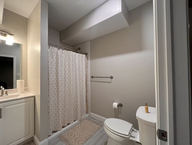 Building Photo - 4 Bedroom, 3.5 Bathroom Townhouse