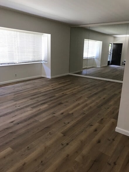 Living room - 374 Carroll Park E
