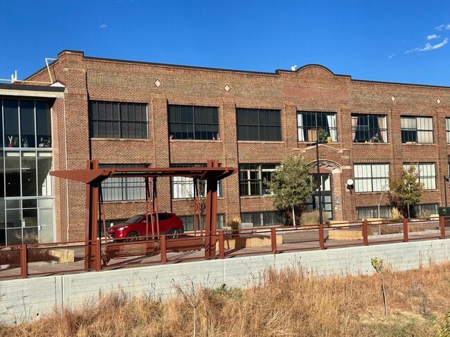 Building Photo - Updated & Spacious Studio Home