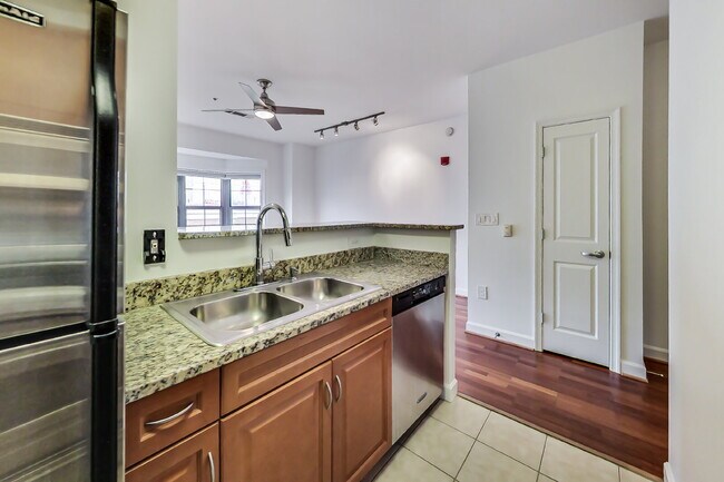 Building Photo - Sunny top-floor studio!