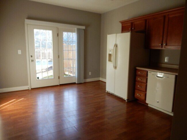 Building Photo - Quality 3 BR Townhome; Convenient to Med C...