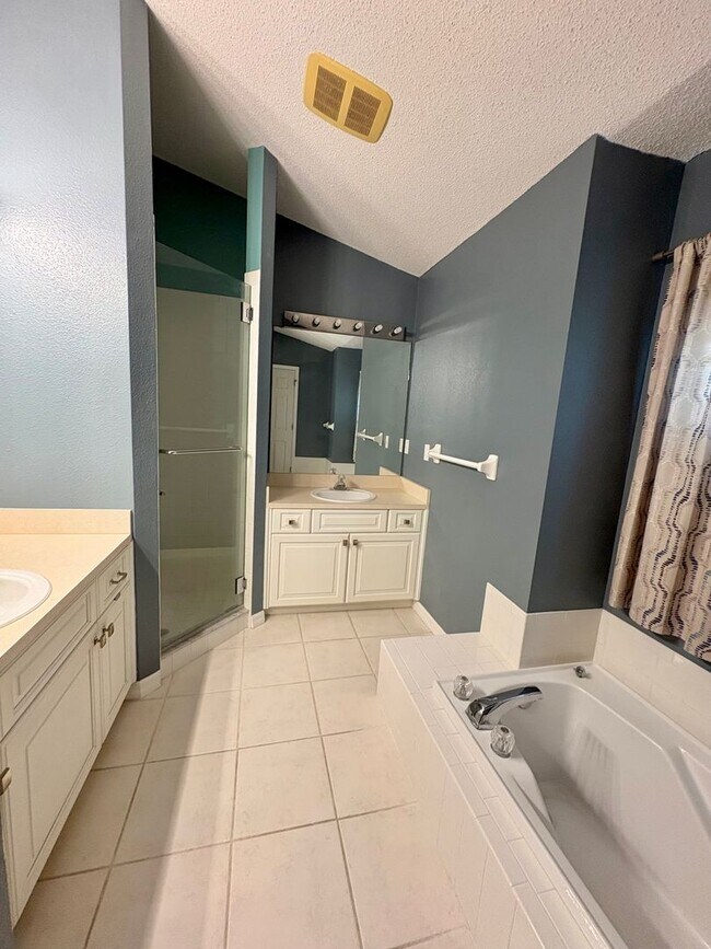 Building Photo - Beautiful 3Bed/2Bath with 2-Car Garage on a Cul-de-Sac