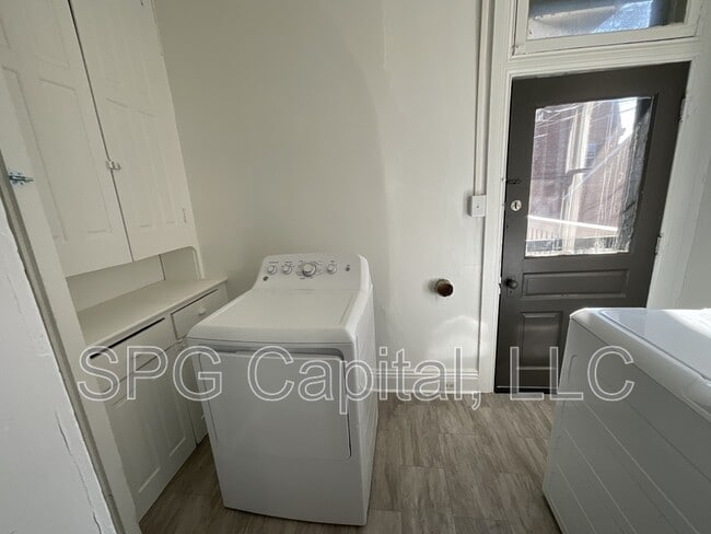 Building Photo - 1042 W Market St