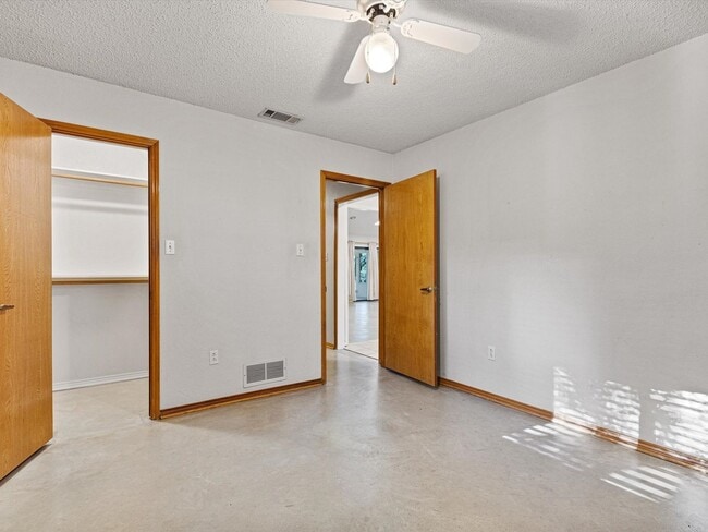 Building Photo - Gorgeous 3 bed room 2 bath in Decatur