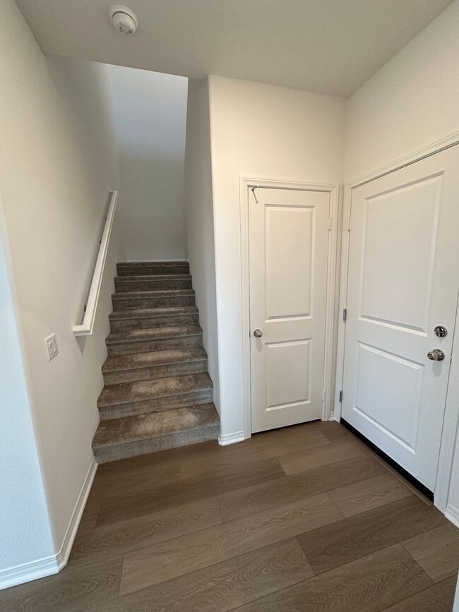 Building Photo - 1 Year Old Lenner 3 Bedroom + Loft Condo i...