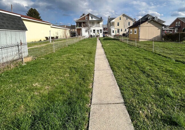 Building Photo - 4 bedroom 2.5 Bath Home in Emmaus