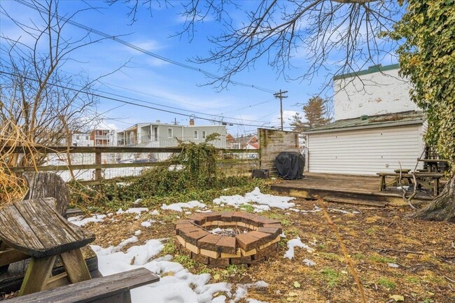 Building Photo - 100 E 8th St