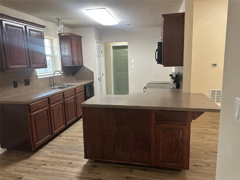 Building Photo - 208 Pearl Dr