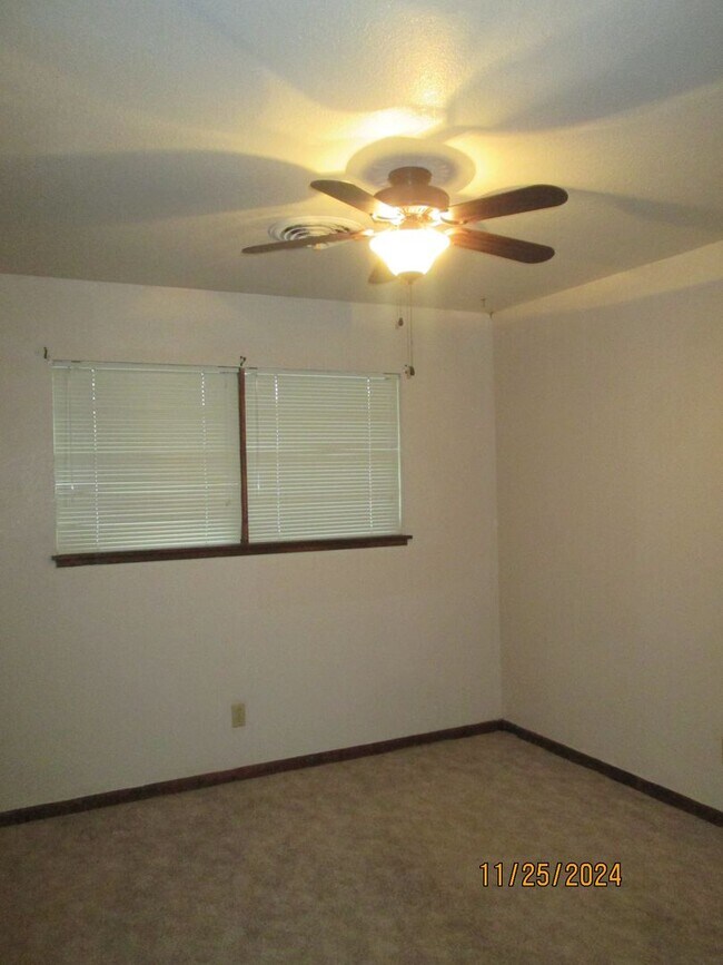 Building Photo - TRIPLEX UNIT - 2 Bedroom, 1 Bath, Carport
