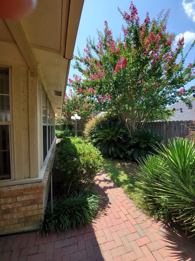 Building Photo - Plantation Trace Garden Homes