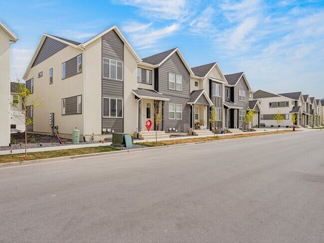 Building Photo - 3 Bed / 3.5 Bath Townhome in Mapleton – Modern, Spacious & Well-Located