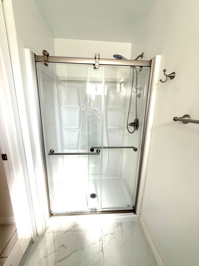 Building Photo - 4 Bedroom 2 Bathroom home available for re...