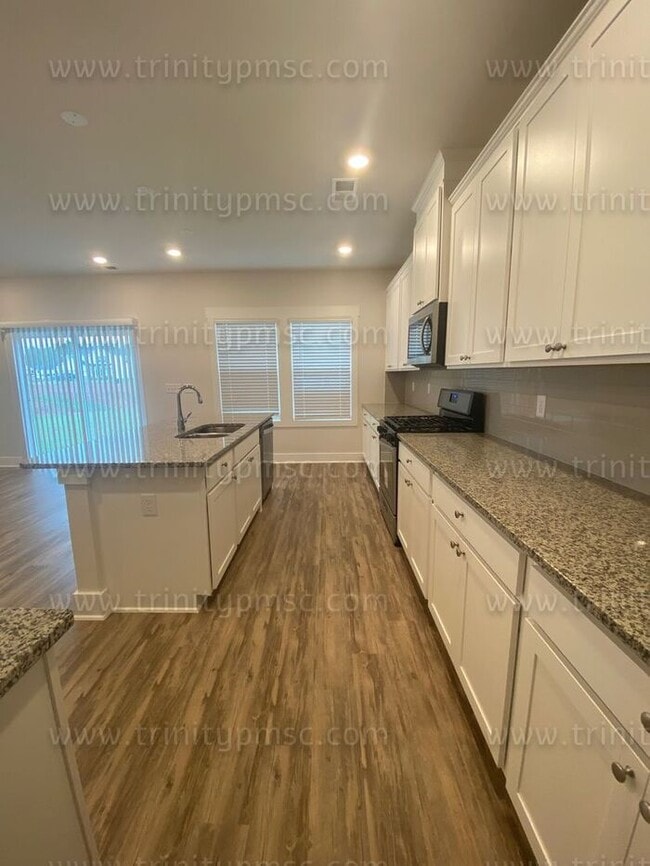 Building Photo - Gorgeous 4/2.5 waiting for you! -PRICE DROP-
