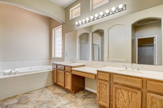 Building Photo - 4 Bedroom Single Story in Mountains Edge