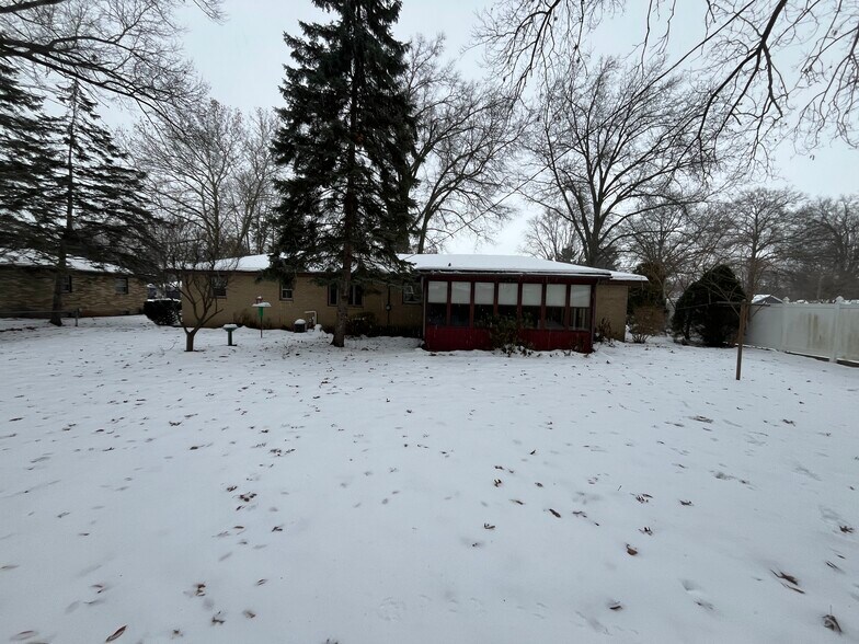 Building Photo - 350 W Mae Rose Ave