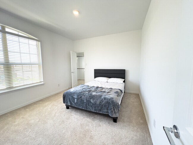 Building Photo - 2533 Olvera Ct