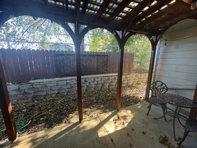 Building Photo - Roseburg 2 bedroom, 1 bath house with garage