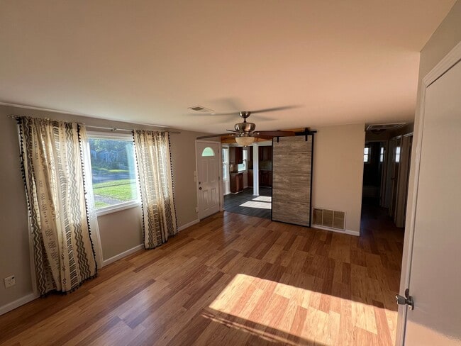 Building Photo - 3 Bedroom 1 Bathroom House for Rent